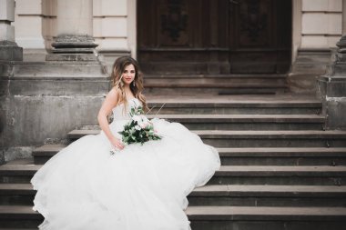 Gelinlik giymiş güzel moda gelin pozu