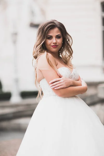Vacker mode brud i bröllop klänning poserar — Stockfoto