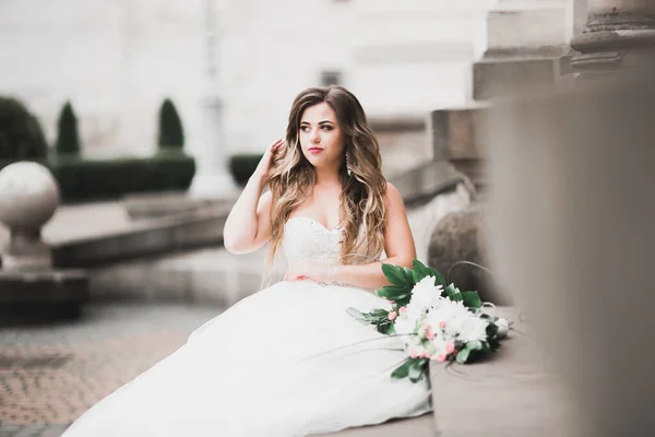 Beautiful fashion bride in wedding dress posing — Stock Photo, Image