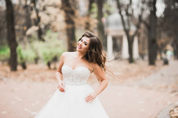 Schöne Braut posiert im Brautkleid im Freien — Stockfoto