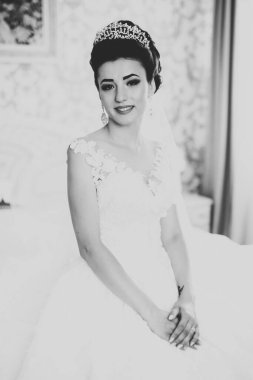 Beyaz elbiseli lüks gelin düğün törenine hazırlanırken poz veriyor.