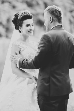 Botanik parkında yürüyen mutlu bir çift.