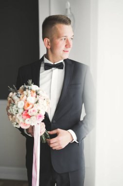 Damat sabah hazırlığı. Yakışıklı adam giyiniyor ve düğüne hazırlanıyor.