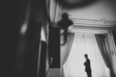 Genç ve yakışıklı bir adam iş toplantısından sonra bir otelde dinleniyor.