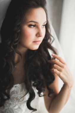 Zarif beyaz elbiseler içinde güzel bir gelin