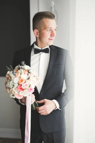 A vőlegény reggeli előkészületei. Jóképű férfi felöltözik és készül az esküvőre. — Stock Fotó