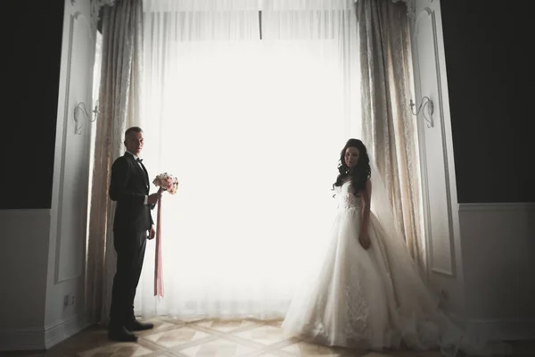 Pareja perfecta novia, novio posando y besándose en el día de su boda — Foto de Stock