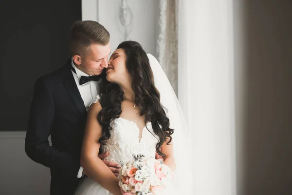 Cute happy bride and groom preparing for wedding — Stock Photo, Image