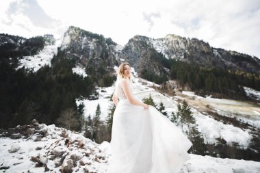 Parkta mükemmel bir elbiseyle dönen güzel gelin.