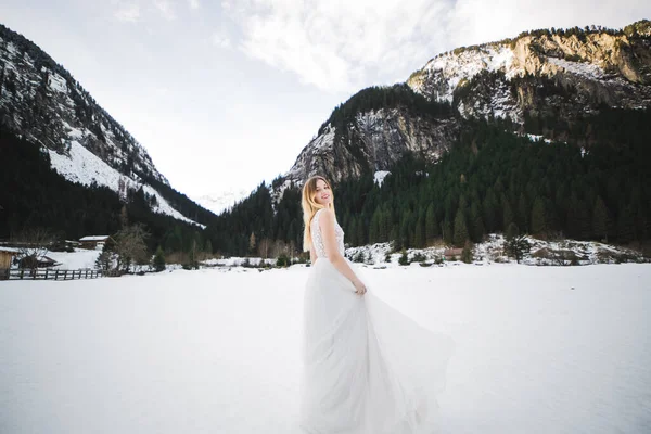 Bella sposa filatura con abito perfetto nel parco — Foto Stock