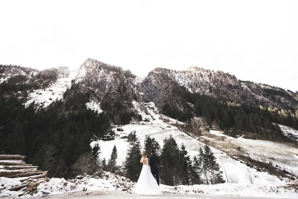 Liebender Mann und Frau im Hintergrund der Berge. Liebendes Paar verbringt Zeit emotional — Stockfoto