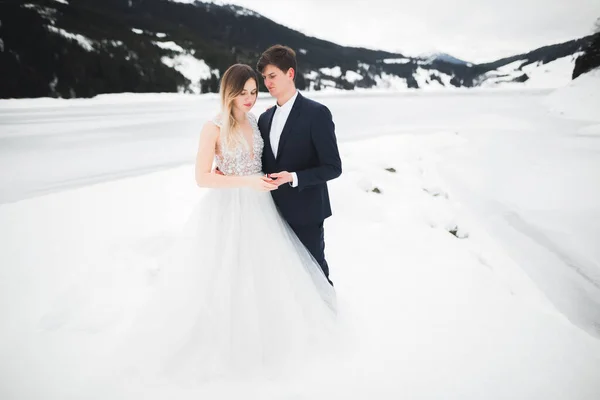 Amantes marido y mujer en el fondo de las montañas. Amar a la pareja emocionalmente pasa tiempo —  Fotos de Stock