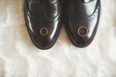 İki altın alyans izole edilmiş arka plan