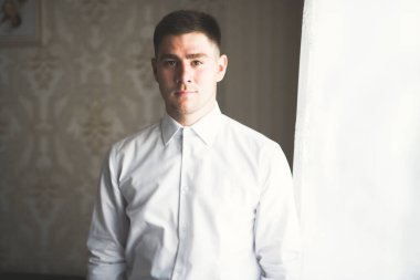 Genç ve yakışıklı bir adam iş toplantısından sonra bir otelde dinleniyor.