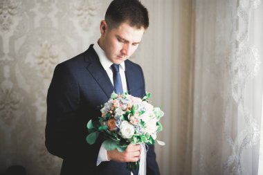 Genç ve yakışıklı bir adam iş toplantısından sonra bir otelde dinleniyor.