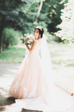 Zarif beyaz elbiseler içinde güzel bir gelin