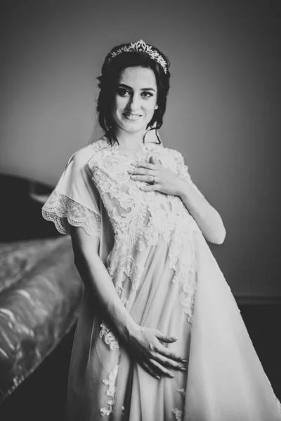 Noiva de luxo em vestido branco posando enquanto se prepara para a cerimônia de casamento — Fotografia de Stock