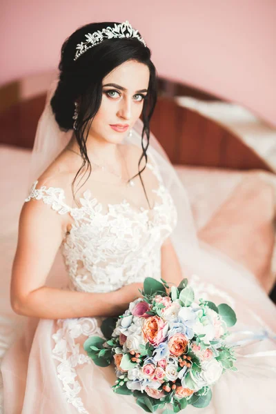 Schöne Braut trägt Mode Hochzeitskleid mit Federn mit luxuriösem Genuss Make-up und Frisur, Studio Indoor Fotoshooting — Stockfoto