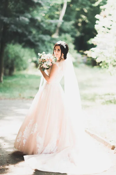 Bela noiva de luxo em vestido branco elegante — Fotografia de Stock