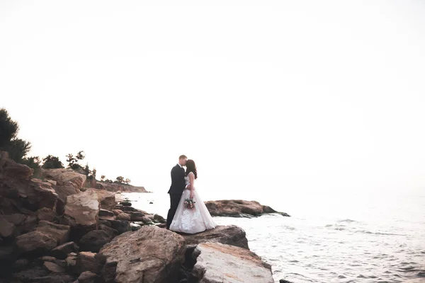 Scène heureuse et romantique de jeune couple marié posant sur une belle plage — Photo