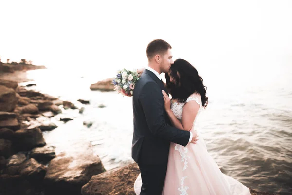 Glad bröllop par som bor över vackra landskap — Stockfoto