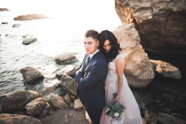 Elegantes stilvolles glückliches Hochzeitspaar, Braut, wunderschöner Bräutigam vor dem Hintergrund von Meer und Himmel — Stockfoto