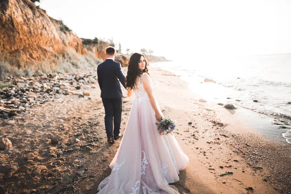 幸せなとロマンチックなシーンのためにちょうど結婚した若いです結婚式カップルポルノの美しいビーチ — ストック写真