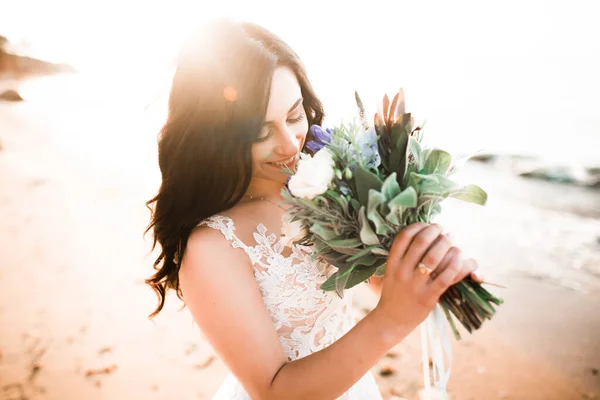 Romantico bella sposa in abito bianco in posa sullo sfondo mare — Foto Stock