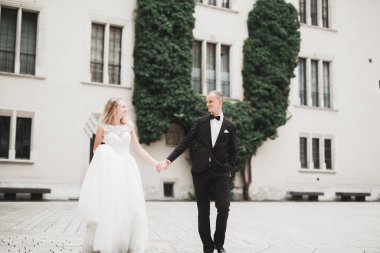 Kafkasyalı mutlu romantik çift evliliklerini kutluyor. Açık hava.