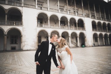 Gelin ve damat el ele tutuşuyor.