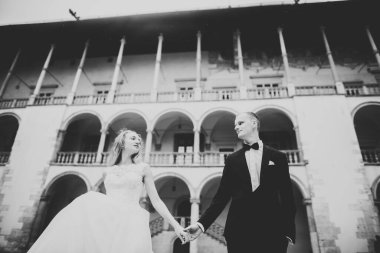 Güzel mutlu bir düğün çifti, uzun beyaz elbiseli gelin.