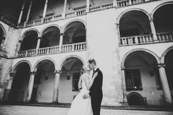 Splendida coppia di nozze a piedi nella città vecchia — Foto Stock