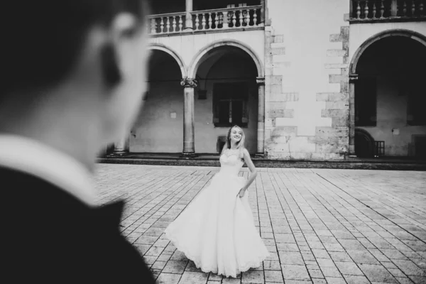 Casal feliz encantador do casamento, noiva com vestido branco longo — Fotografia de Stock