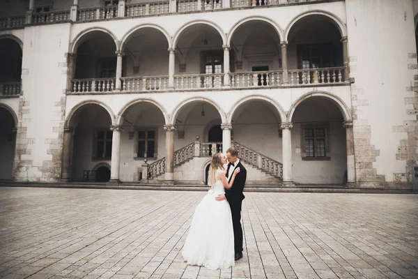 Gorgeous wedding couple walking in the old city — Stock Photo, Image