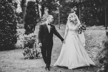 Botanik parkında yürüyen mutlu bir çift.