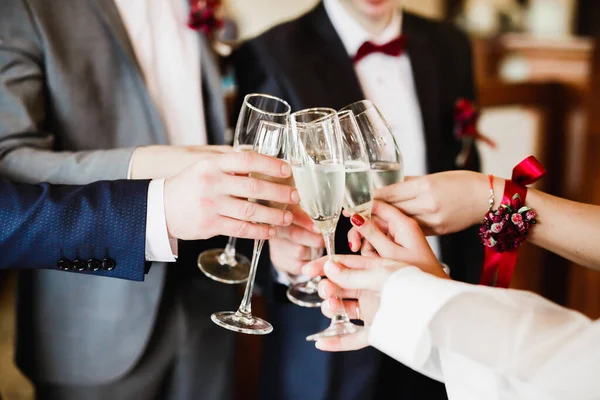 Muhteşem düğün çifti törende şampanyanın keyfini çıkarıyor. — Stok fotoğraf