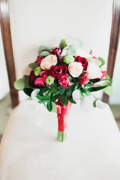 Maravilhoso bouquet de casamento de luxo de flores diferentes — Fotografia de Stock