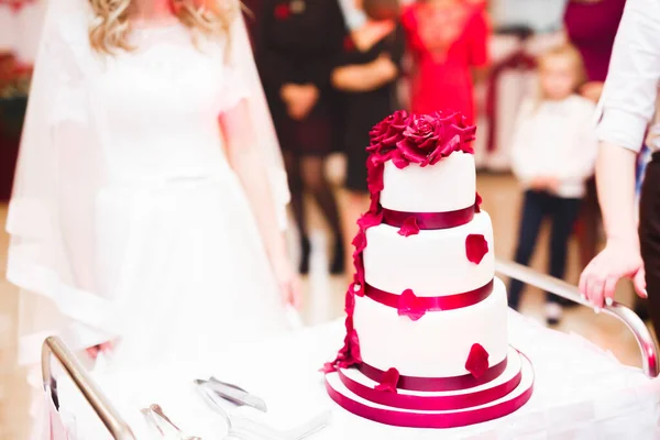 Pastel de boda decorado de lujo en la mesa — Foto de Stock