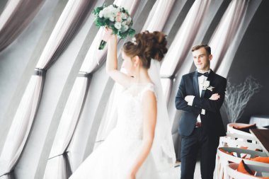 Lüks evli çift, gelin ve damat eski şehirde poz veriyor.