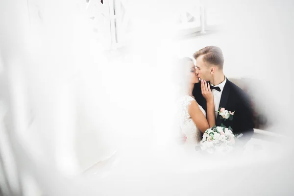 Casal de casamento perfeito segurando buquê de luxo de flores — Fotografia de Stock