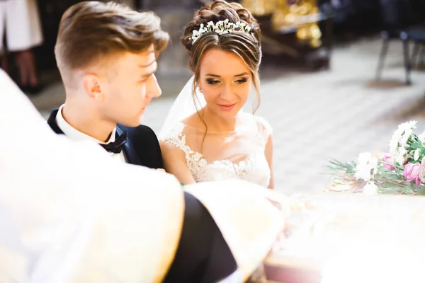 Hochzeitspaar und Bräutigam heiraten in Kirche — Stockfoto