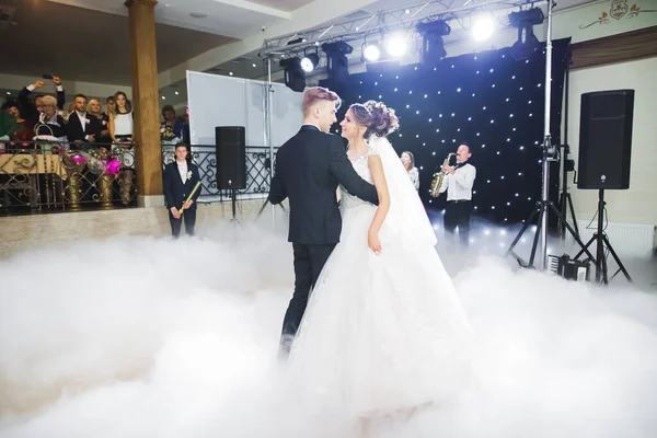 Primer baile de boda de pareja recién casada en restaurante — Foto de Stock