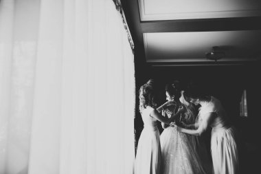 Düğün günü parkta nedimeleri olan gelin.