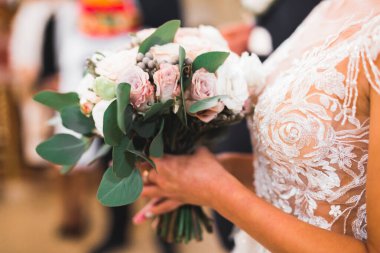 Düğün çifti kilisede evleniyor.