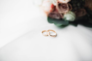 İki altın alyans izole edilmiş arka plan