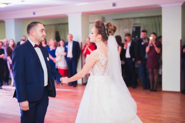 Yeni evli çiftin ilk düğün dansı.