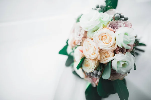 Belo buquê de casamento com flores diferentes, rosas — Fotografia de Stock