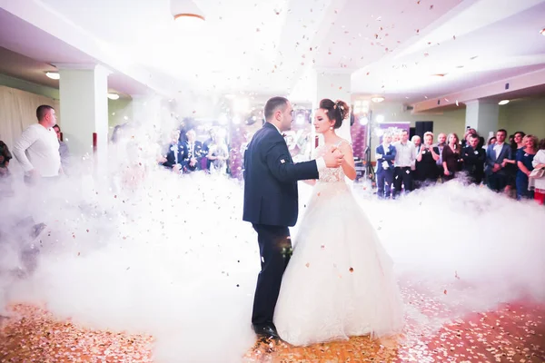 First wedding dance of newlywed couple in restaurant — Stock Photo, Image