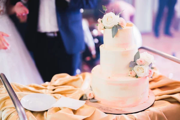 Pastel de boda decorado de lujo en la mesa — Foto de Stock