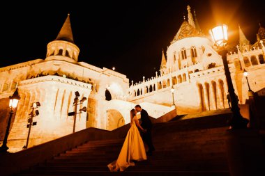 Güzel gelin ve damat evlendikleri gün kucaklaşıp öpüşüyorlar.